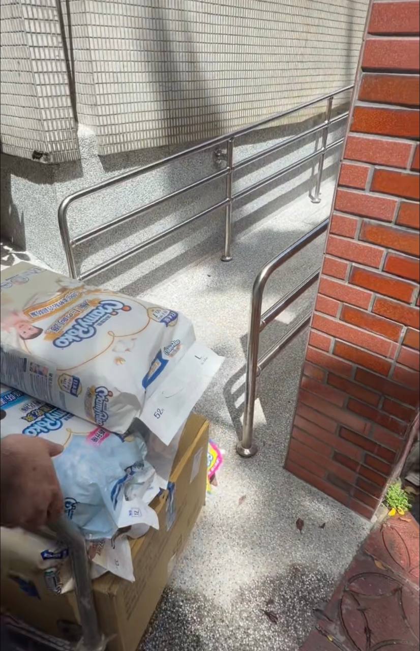 整備好的尿布與日常用品，準備送進義光育幼院